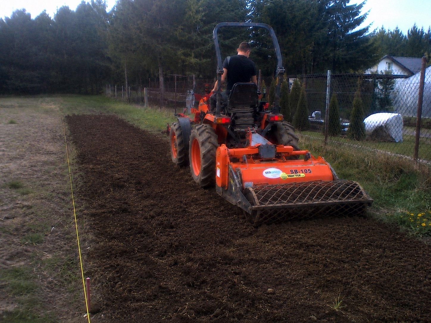Kubota z glebogryzarką podczas przygotowania terenu